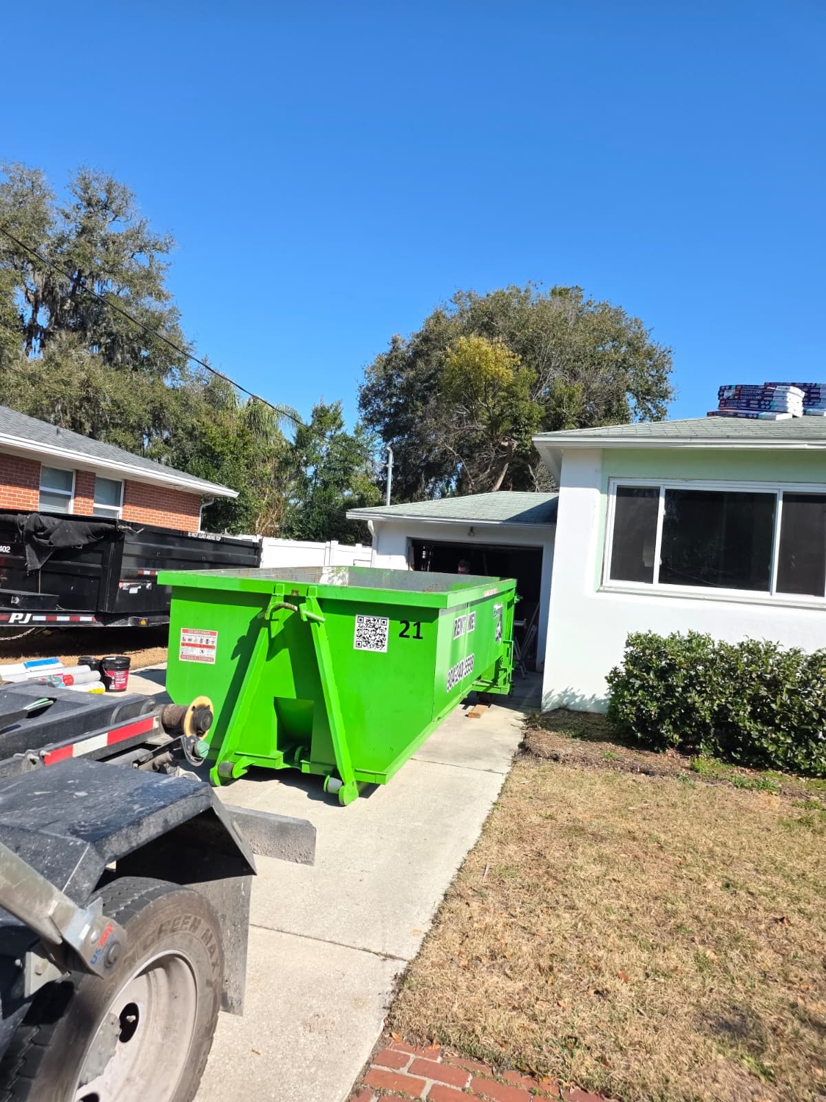 How many roofing squares fit in a 15 yard dumpster? How many roofing squares fit in a 15 yard dumpster?
